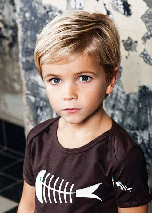 Corte de cabelo infantil para um menino. penteado elegante e moderno.  cuidados com o cabelo da criança. cabelo curto.