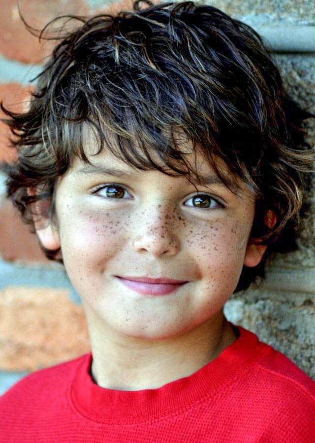 Corte de cabelo infantil para um menino. penteado elegante e moderno.  cuidados com o cabelo da criança. cabelo curto.