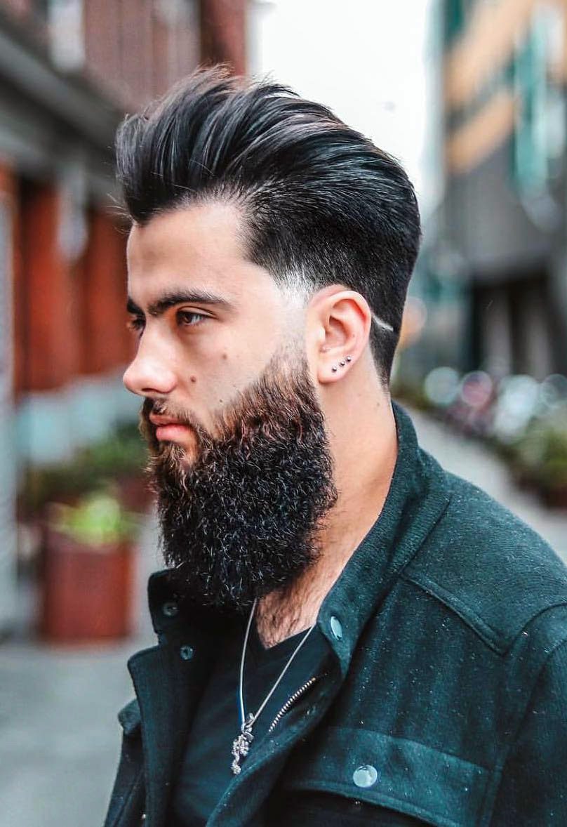 Estilo escovado para trás com barba longa