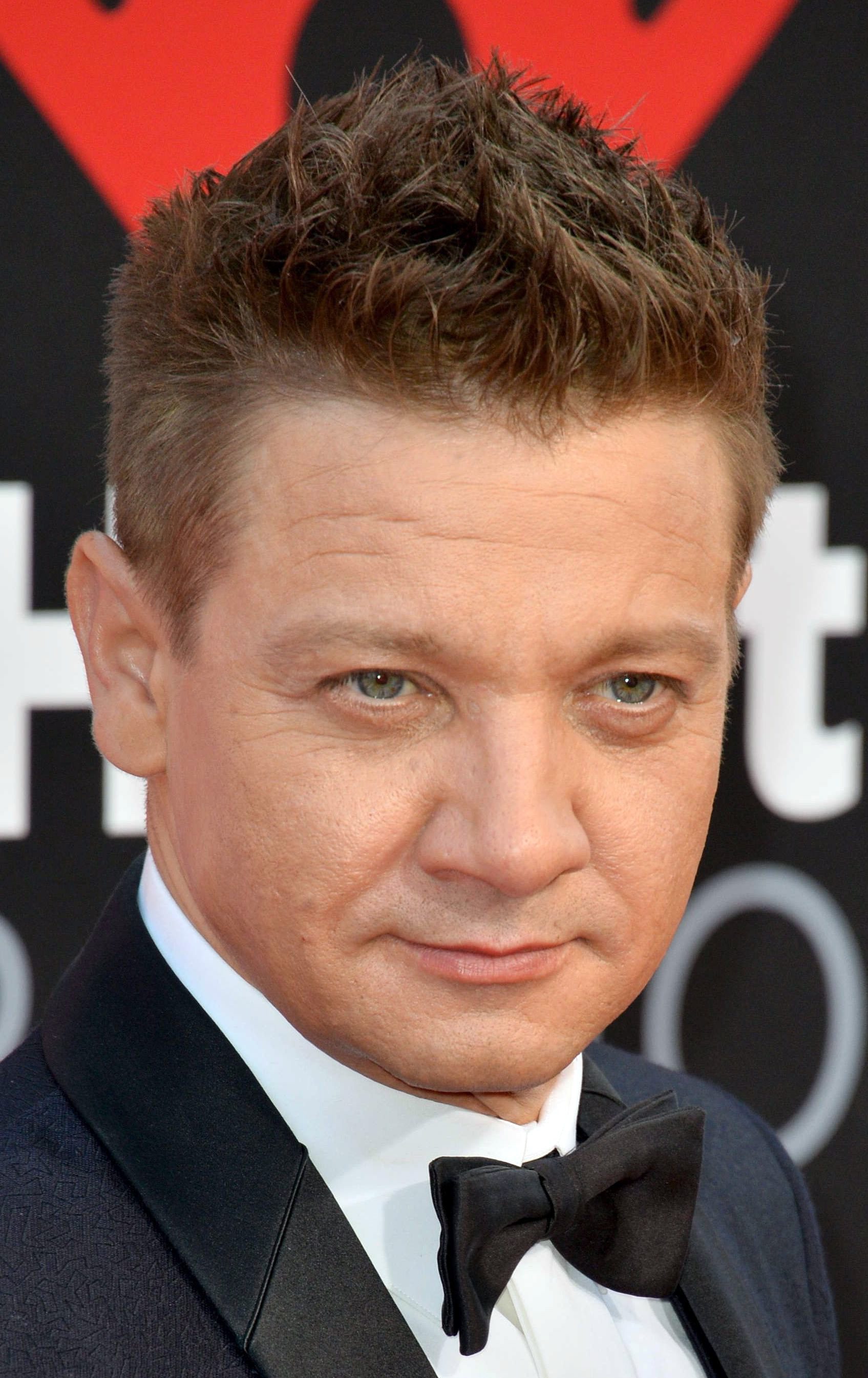 Undercut espetado de Jeremy Renner