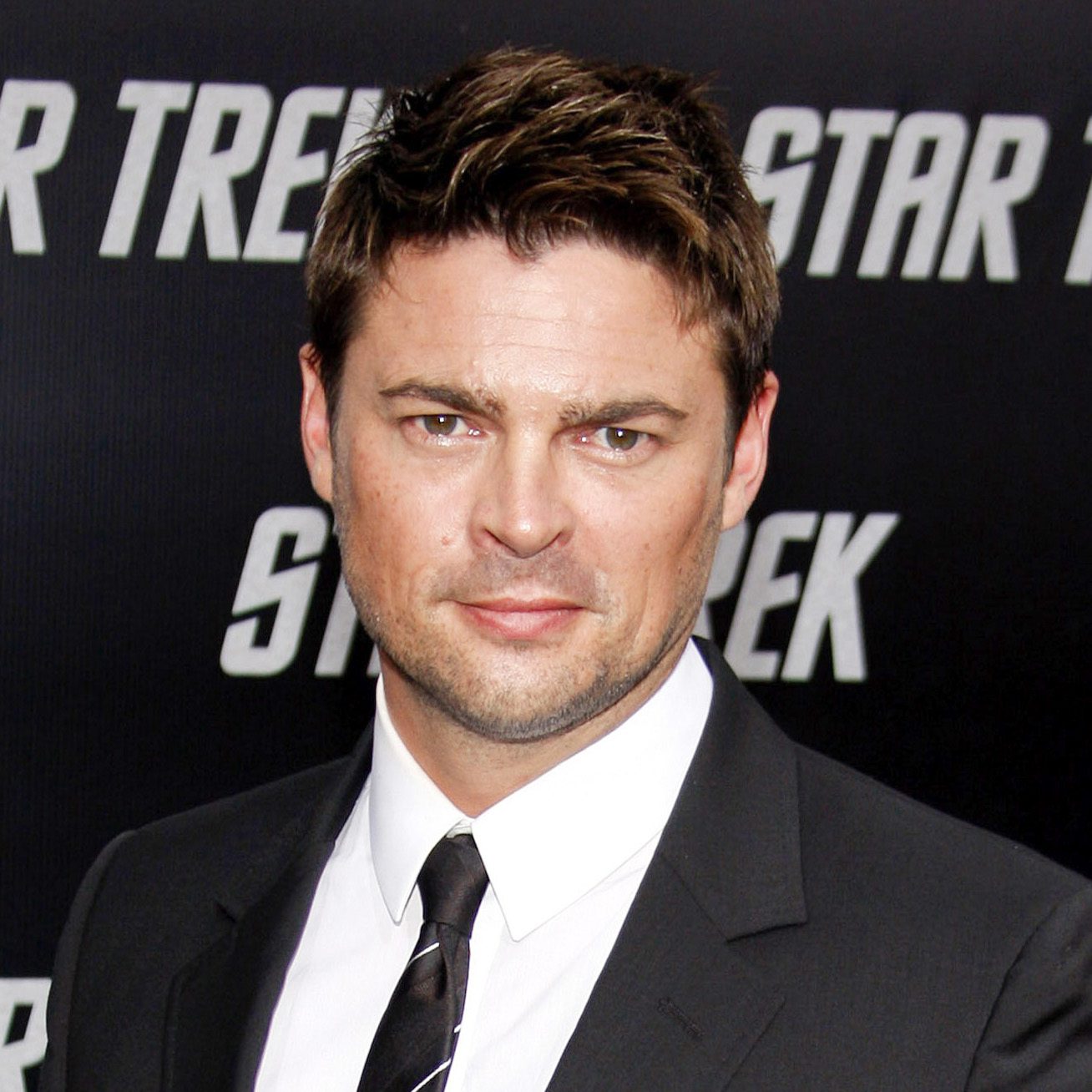 Karl Urban Textured Scissor Crop 1 1