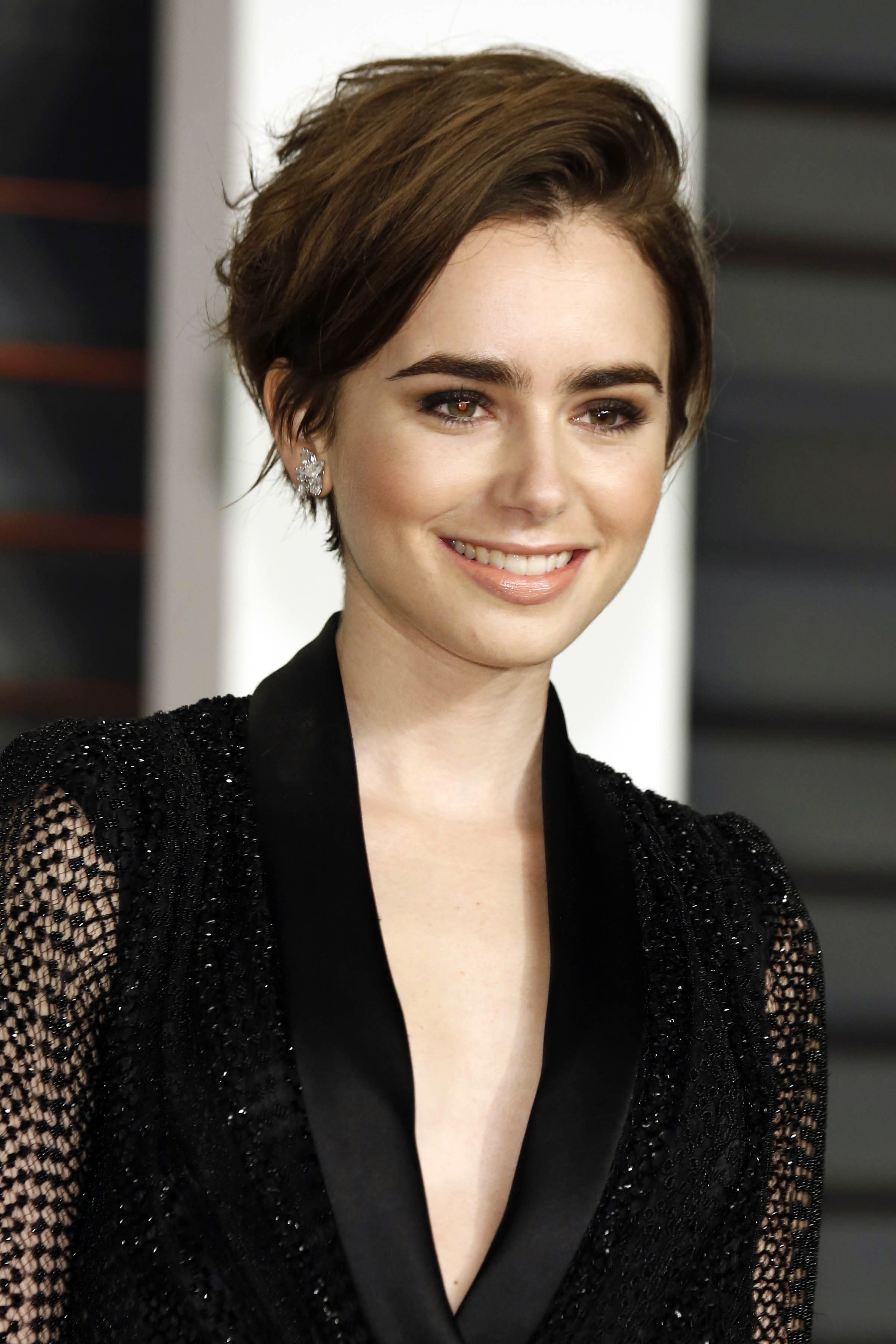 Lily Collins' Full-Bodied Pixie