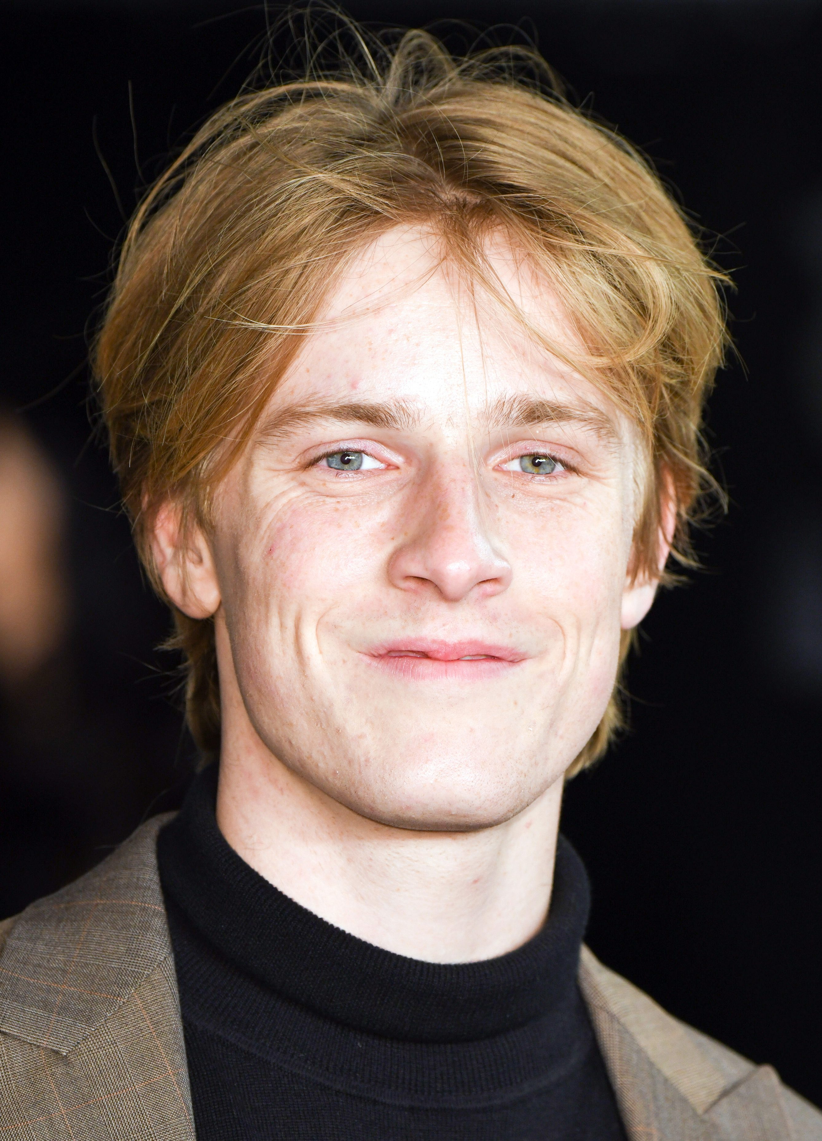 Louis Hofmann's Curtain Hair