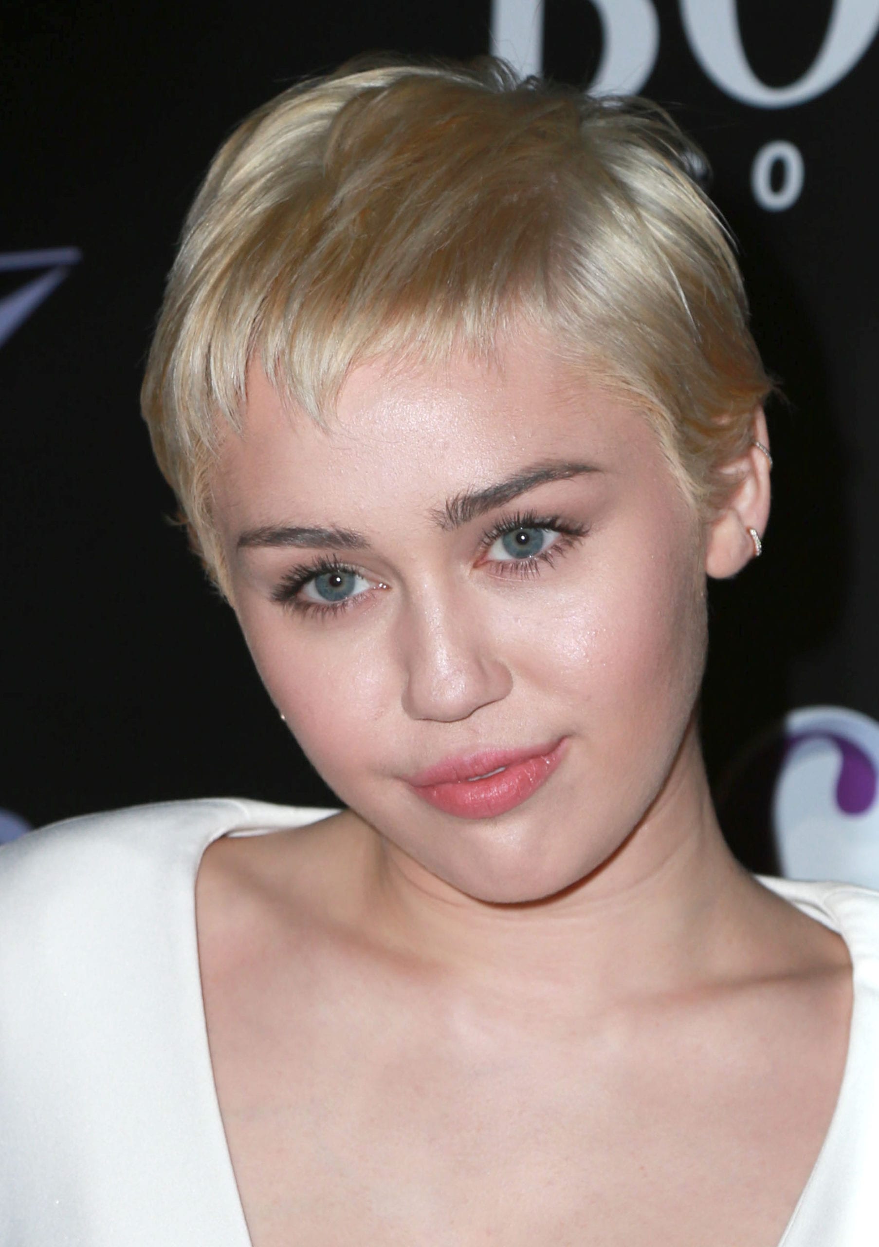 Miley Cyrus' Blonde Microbangs