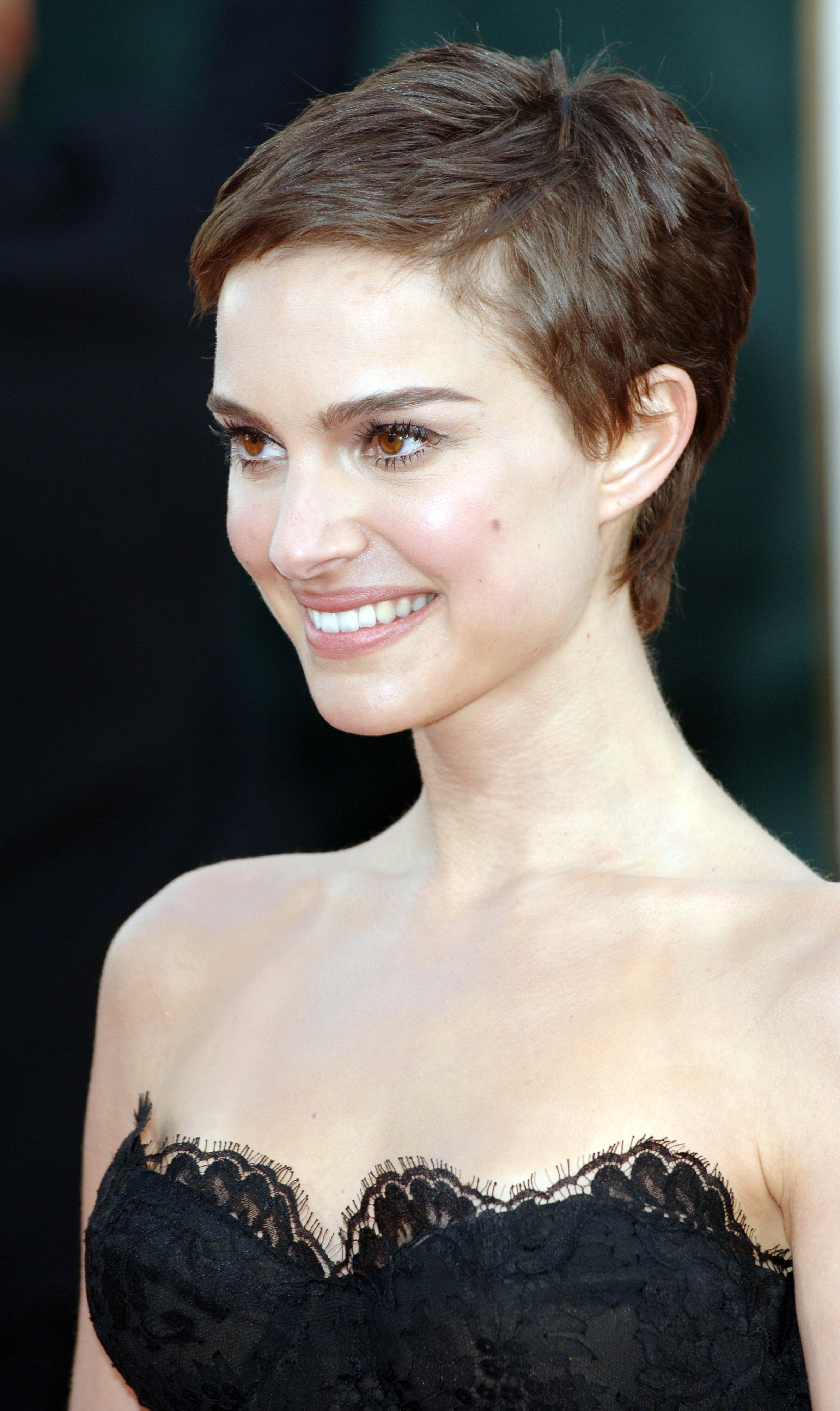 Natalie Portman's Short Scissors Crop