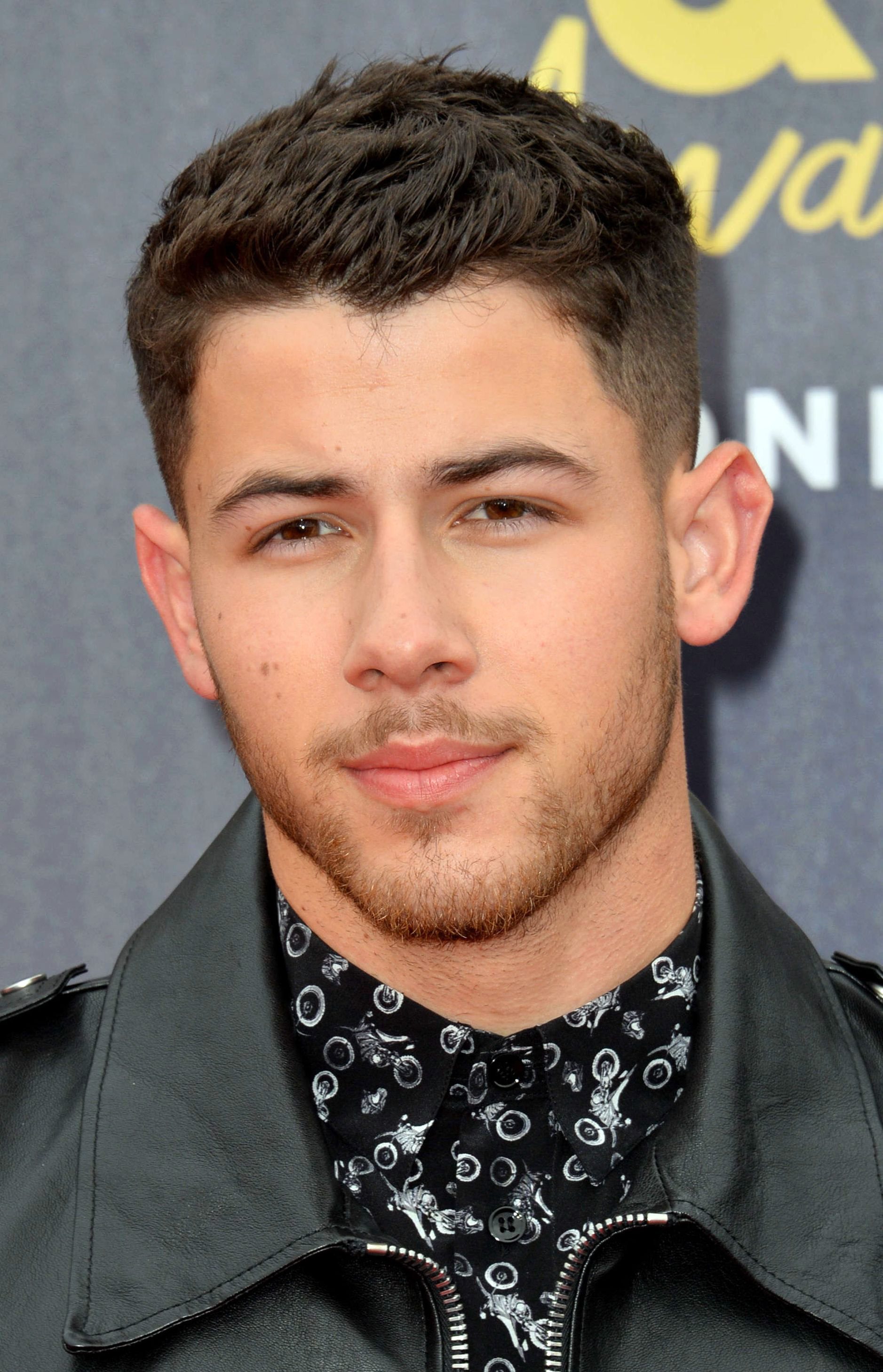 Corte inferior limpo de Nick Jonas