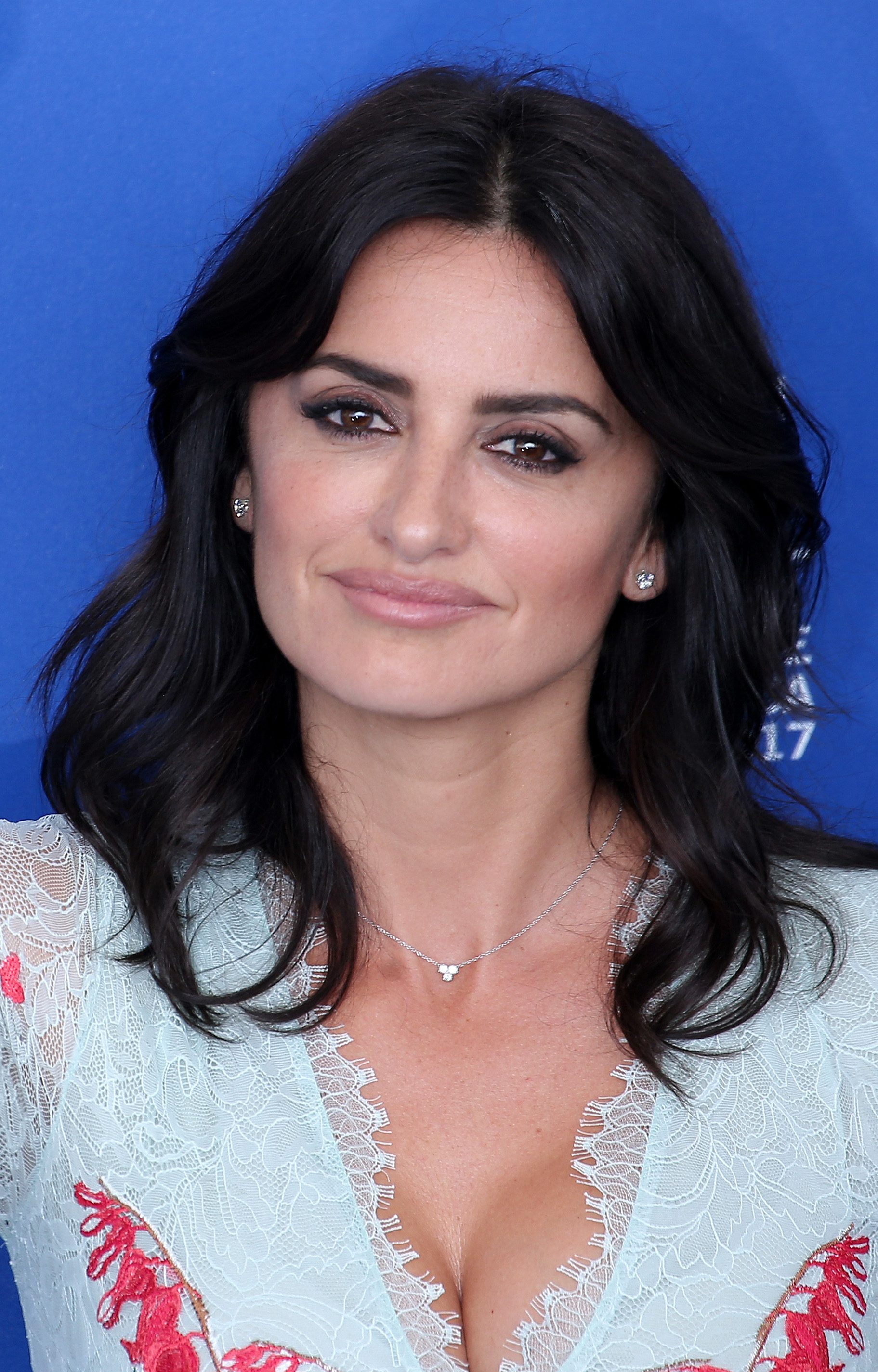 Penelope Cruz' Middle Part and Layered Crop