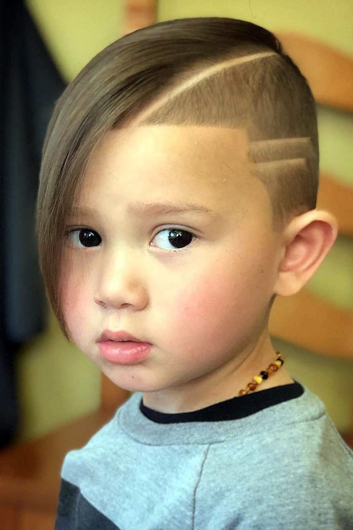 A bundle of laughs! Cute baby erupts into fits of giggles as he gets his  first haircut | Daily Mail Online