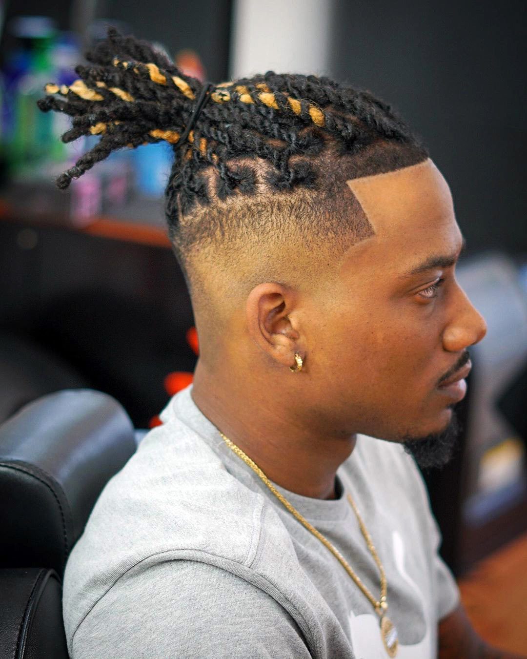 Featured image of post Box Braids Men Short Hair With Beads / The undercut is a very short haircut for guys that accentuates the longer hair on top, and a full beard simply plays on that contrast in shading.