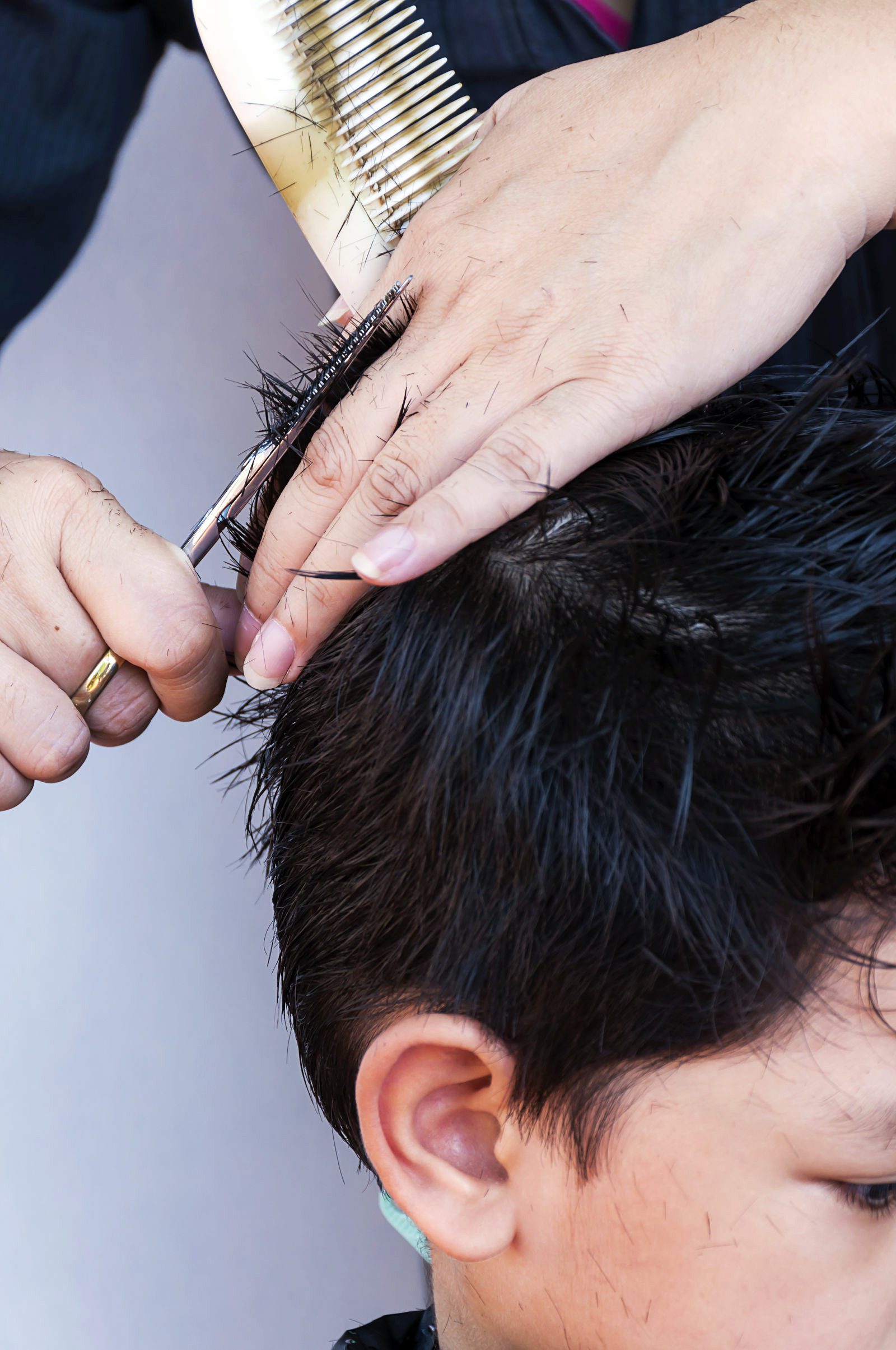 cutting men's hair with clippers blending