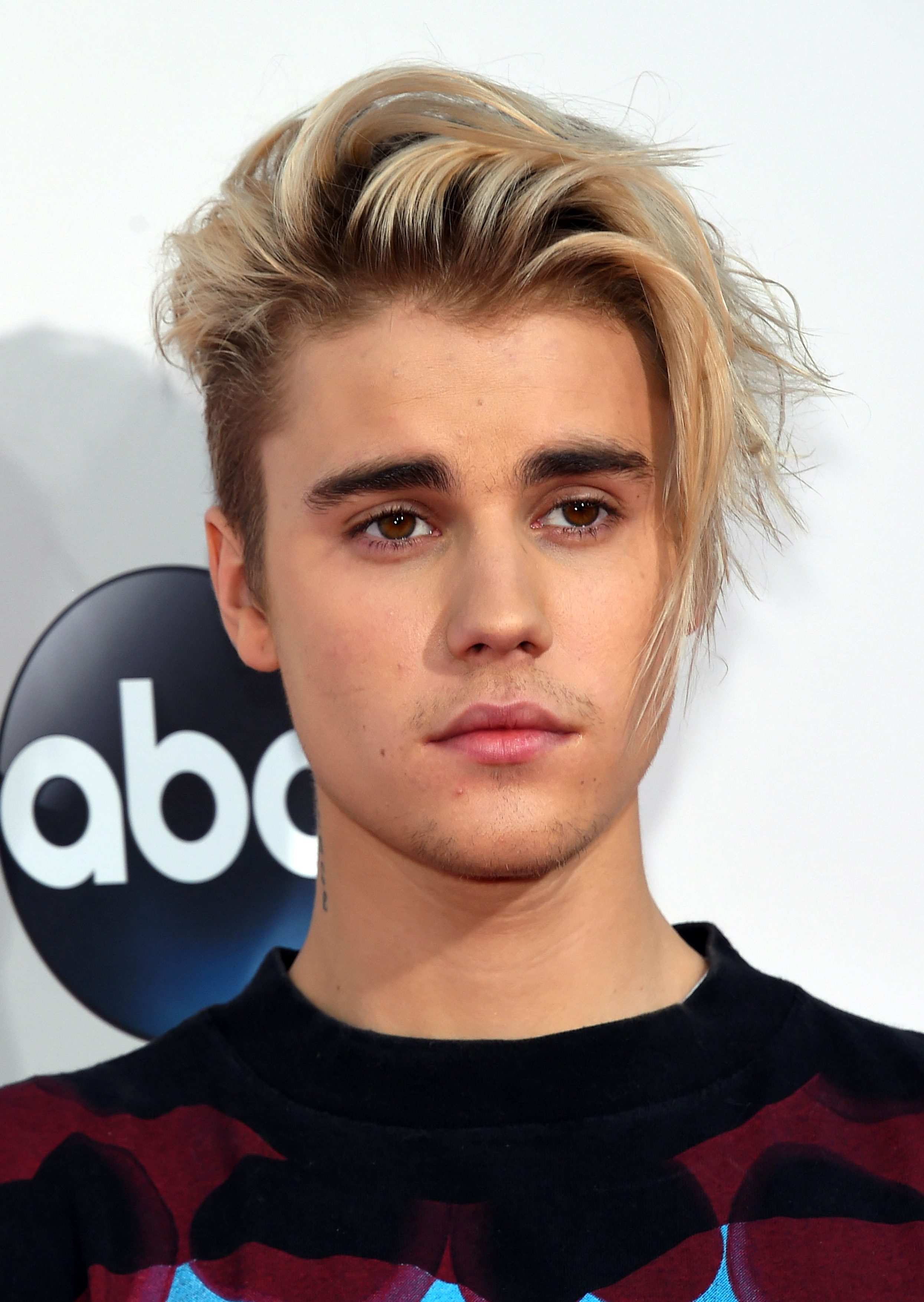 Best Haircuts For White Males: Justin Bieber’s Side Fringe